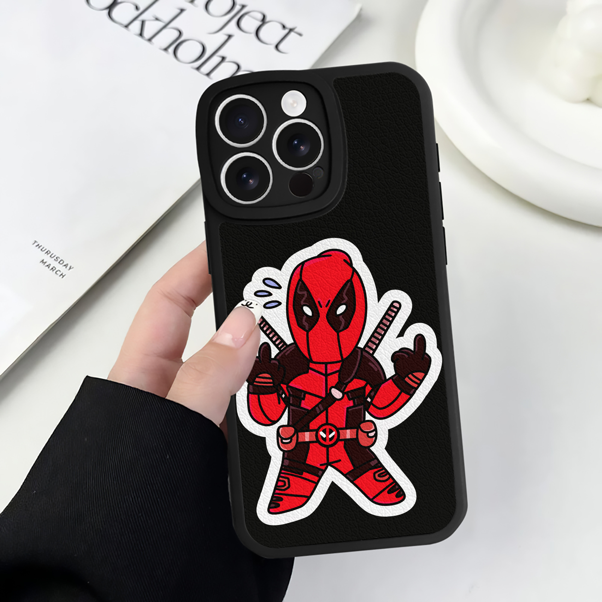 （画像用） Deadpool デッドプール 【iPhone 16シリーズ対応】シリコンスマホケース（レザー調） 材質：シリコン